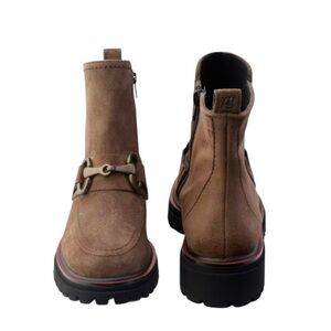 Chelsea ankle boots. bootie. Never Worn, in Box